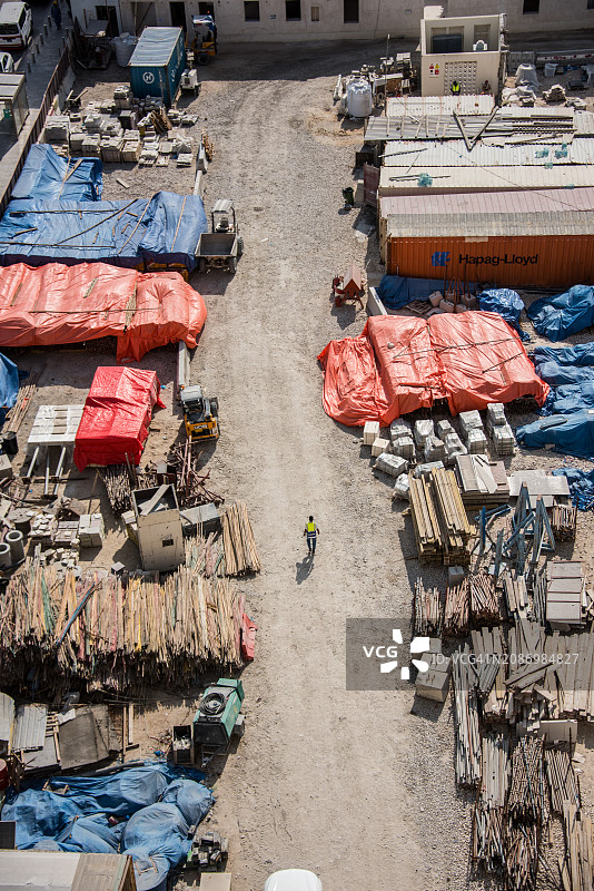 工人在建筑工地行走图片素材