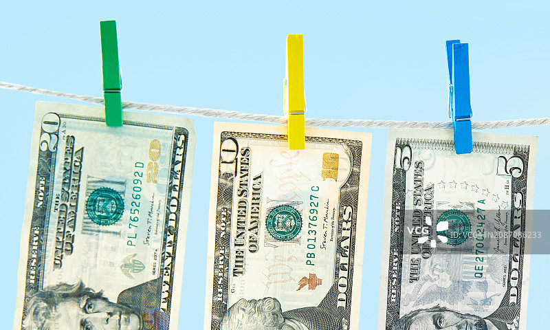 晾衣绳上悬挂的美元钞票排列图片素材