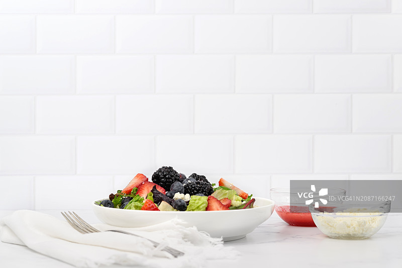 浆果沙拉调味品和叉子图片素材