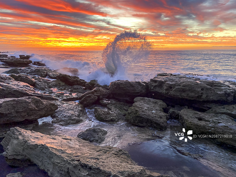 波浪捕捉日出图片素材