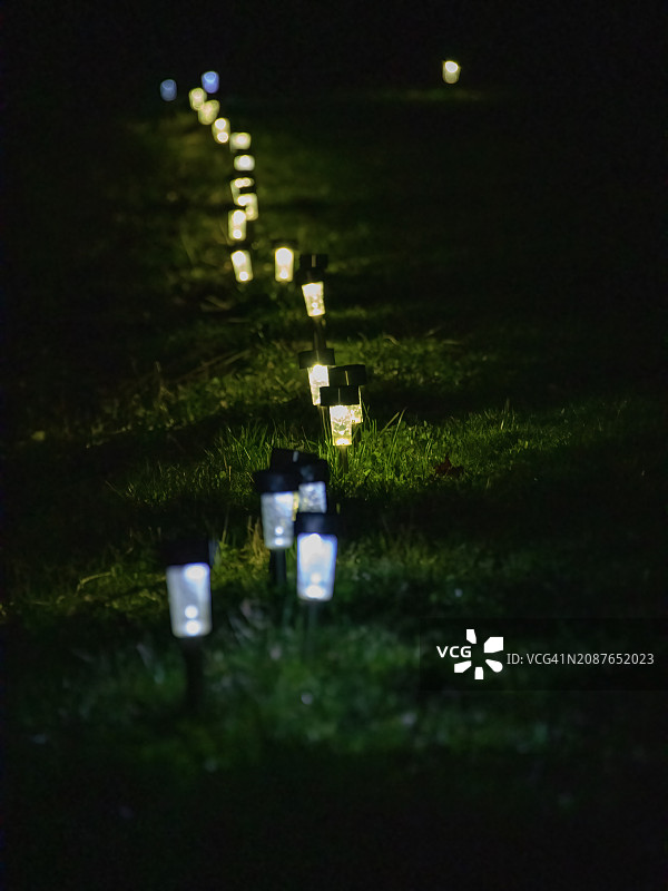 后院的灯光图片素材