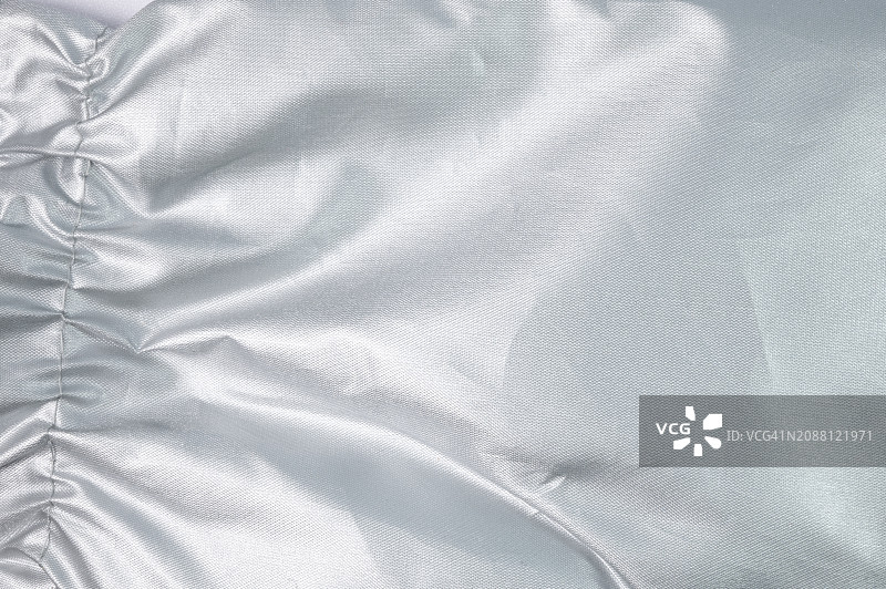 带有正方形和菱形图案的银色面料图片素材