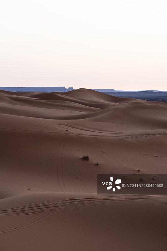撒哈拉沙漠梅尔祖卡令人惊叹的日出图片素材