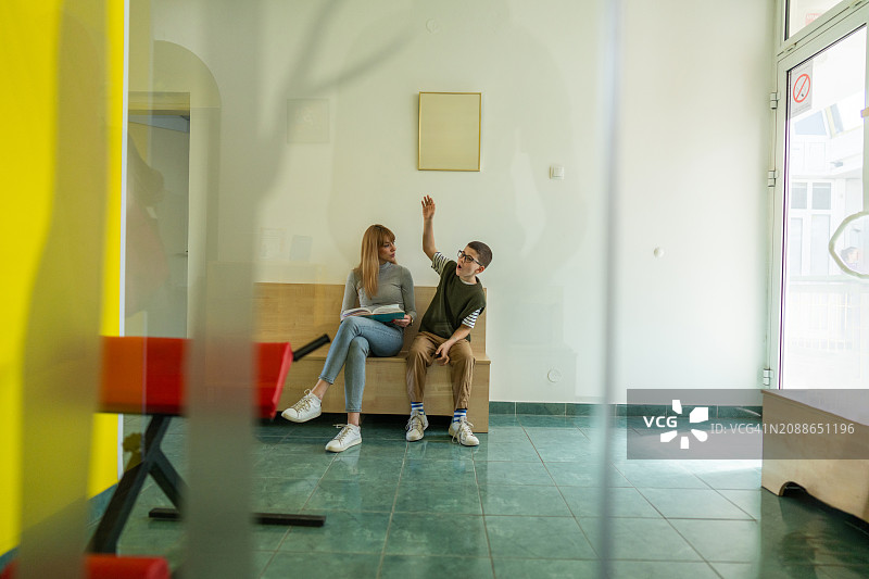 母亲和儿子在儿科医生候诊室图片素材