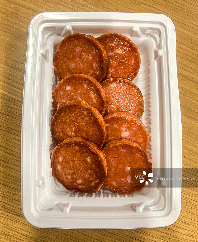 一次性塑料托盘中的炸厚切香肠图片素材