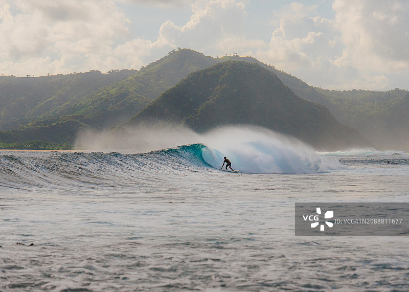 男人在龙目岛冲浪图片素材