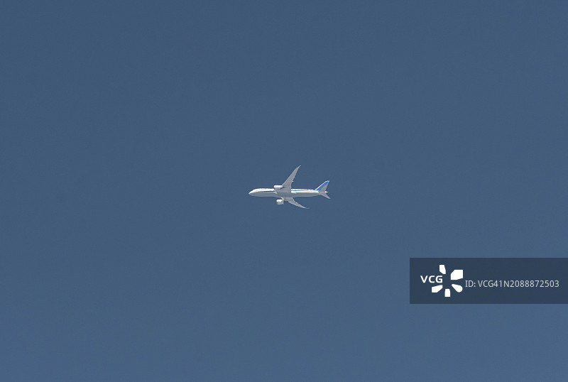 飞越日本神奈川县的飞机图片素材