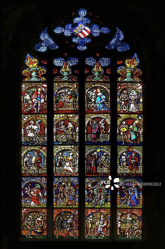 伯尔尼敏斯特大教堂的彩色玻璃窗，瑞士图片素材