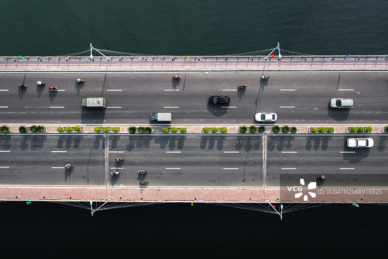 无人机拍摄：越南芽庄河上的桥梁交通图片素材