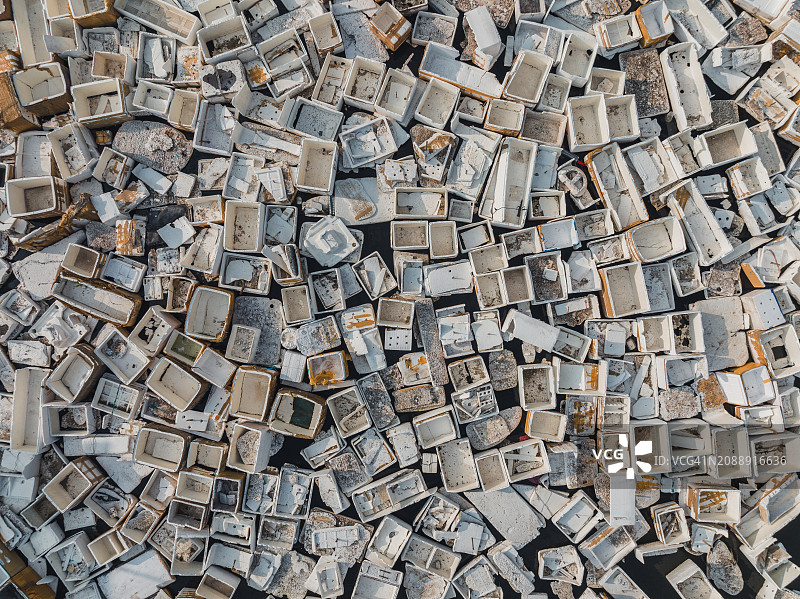 无人机拍摄的越南芽庄海面上漂浮的塑料容器图片素材