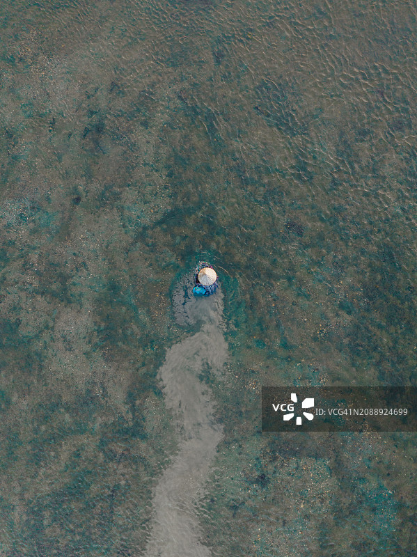 从无人机角度拍摄的在南海中跋涉的越南渔民图片素材