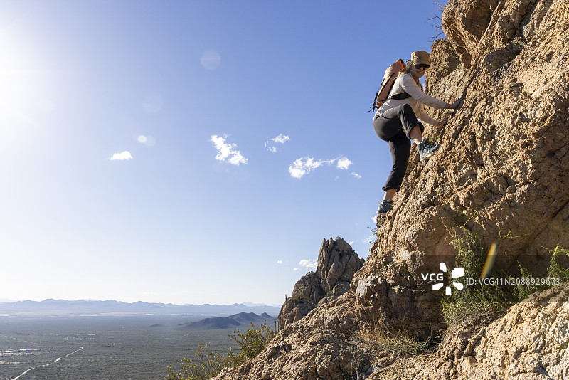 中年妇女攀登岩脊图片素材