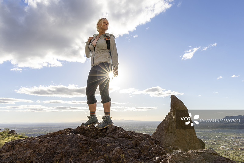 徒步旅行者在岩石悬崖顶上欣赏风景图片素材
