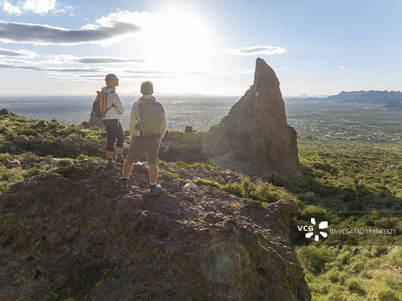 徒步者在巨石顶上小憩图片素材