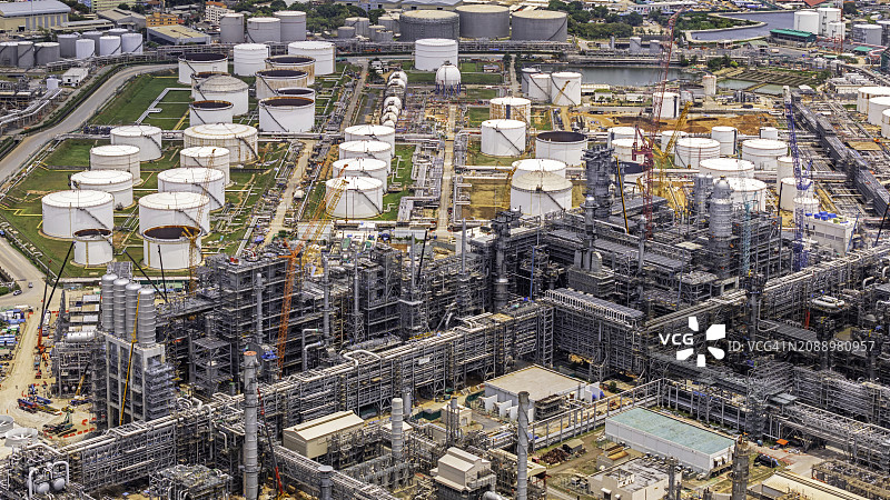 炼油厂、化学和石油化工厂的航拍图图片素材