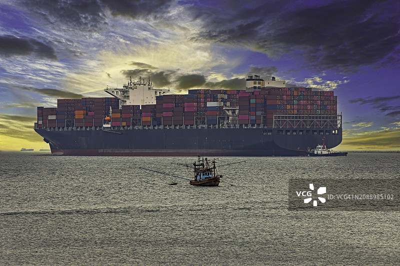 海上小型渔船和大型货船的鸟瞰图图片素材