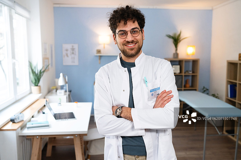 就职典礼上自信的年轻白人医生肖像图片素材