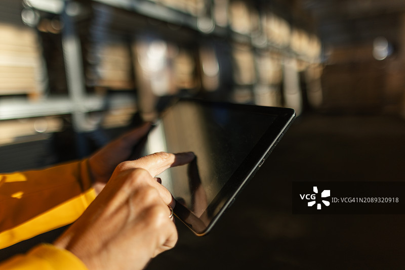 在仓库中使用平板电脑的女工图片素材