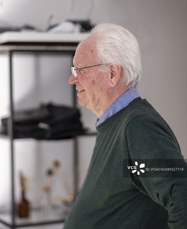 享受幸福晚年的老年男人侧视图图片素材