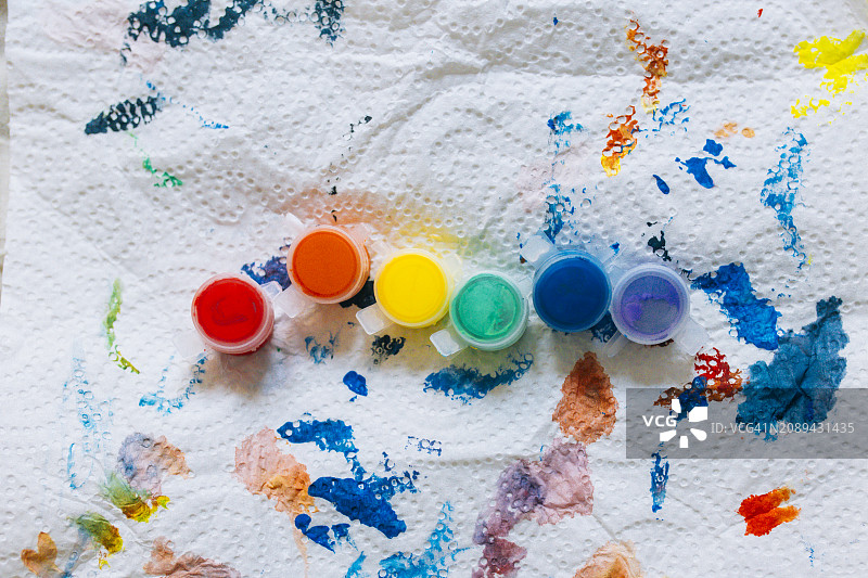 水彩颜料小罐俯视图图片素材