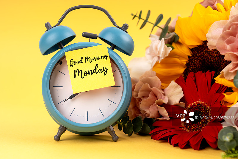 闹钟上的便签与文字：周一早安图片素材