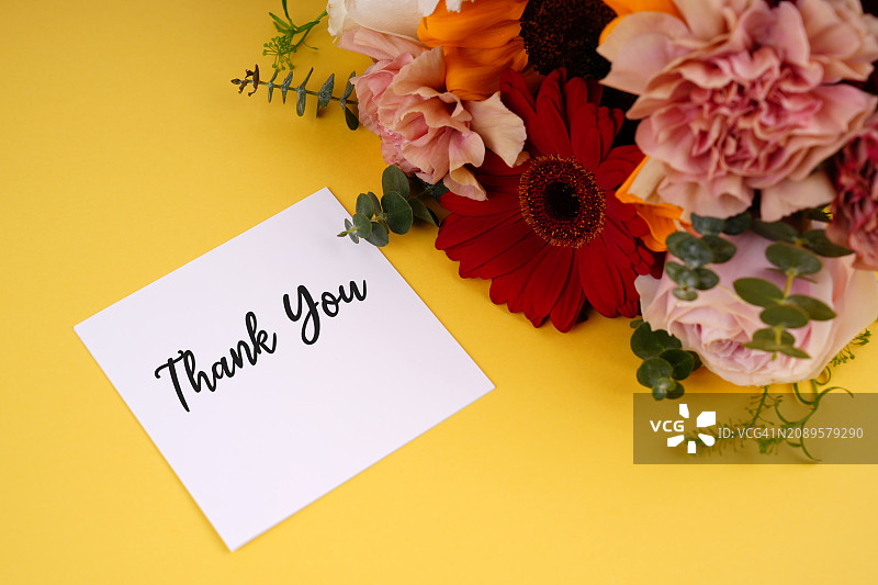 感谢信与混合花束黄色背景图片素材