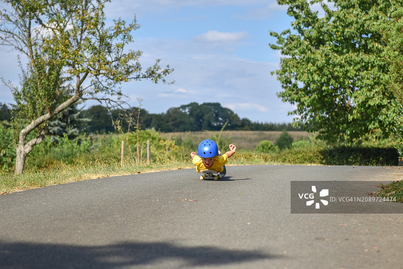 玩滑板的小男孩图片素材