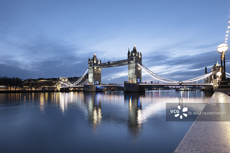 伦敦塔桥和泰晤士河的黎明图片素材