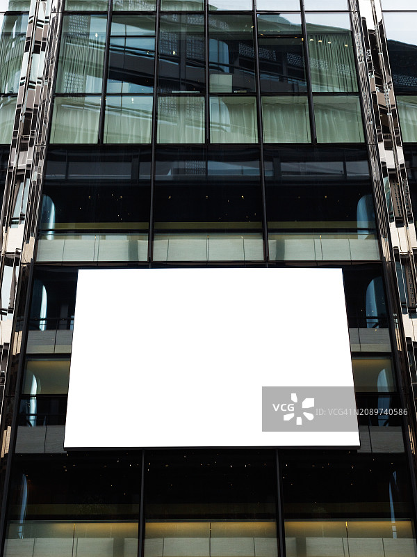 带有空白电子广告牌的建筑图片素材