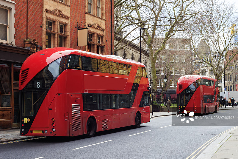 伦敦市中心的红色巴士图片素材