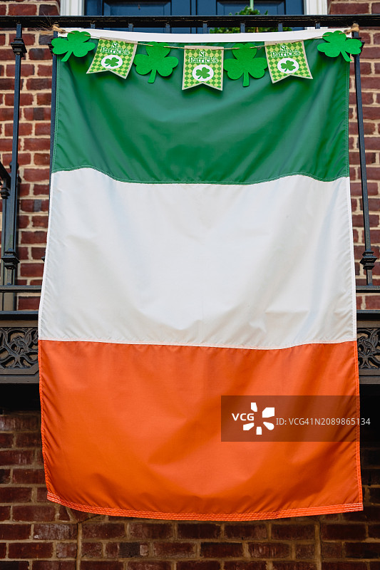 圣帕特里克节期间悬挂在楼梯栏杆上的爱尔兰国旗图片素材