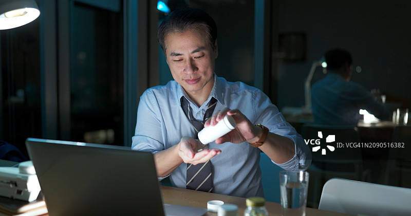 资深男商人服药图片素材