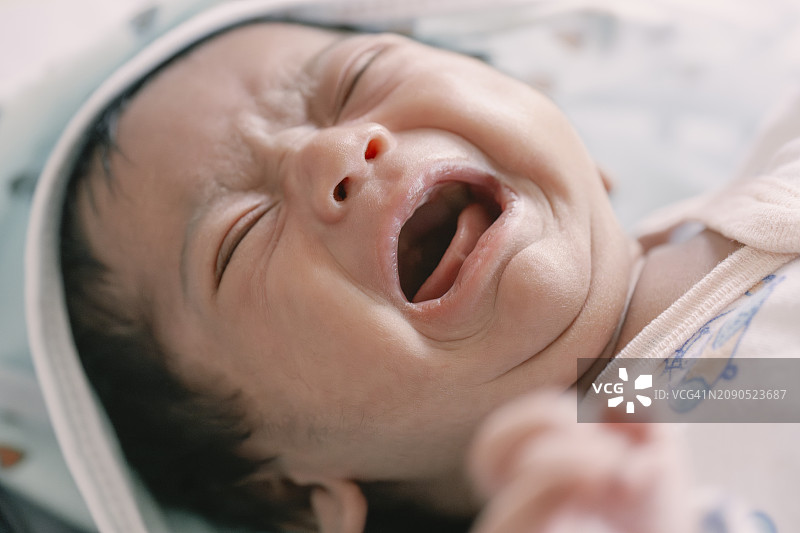 新生婴儿啼哭图片素材