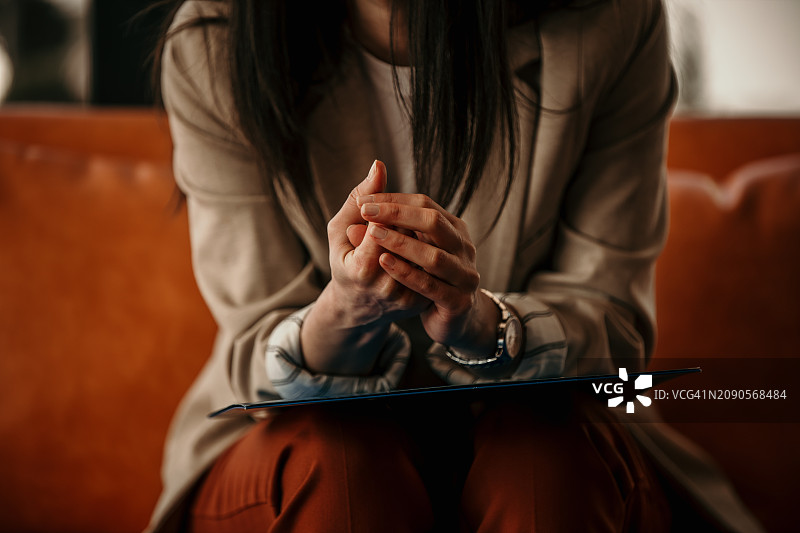 坐在现代办公室里紧张的女商人图片素材