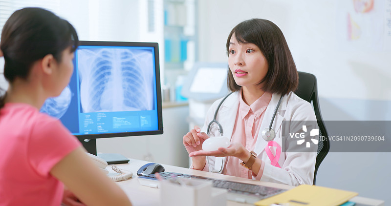 亚洲医生讲解乳房植入图片素材