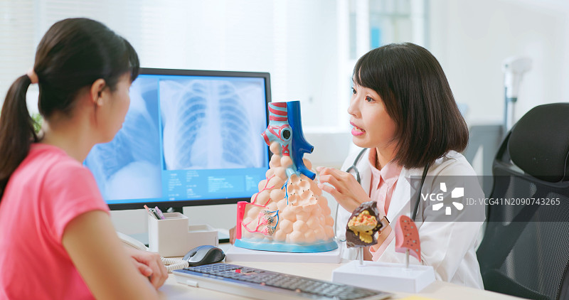 亚洲医生讲解肺泡结构图片素材