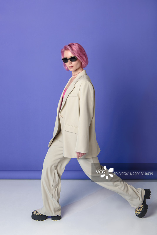 时尚女性在工作室身着潮流服装摆姿势图片素材