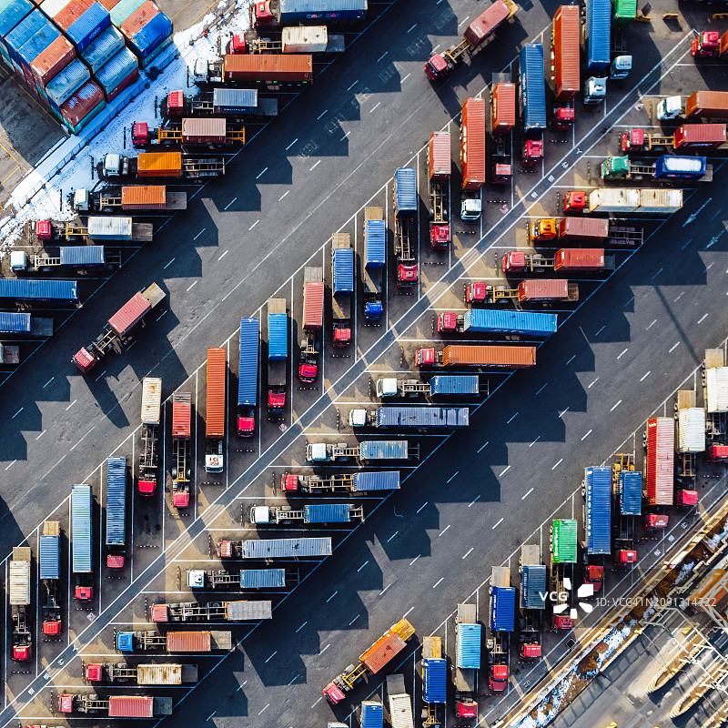 港口卡车车队航拍图片素材