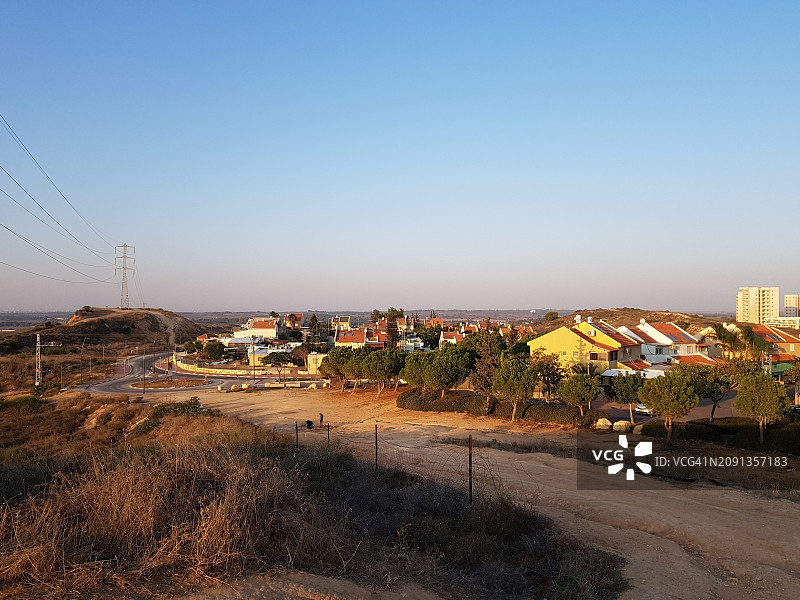 斯德洛特面向加沙地带的房屋，日落时分图片素材