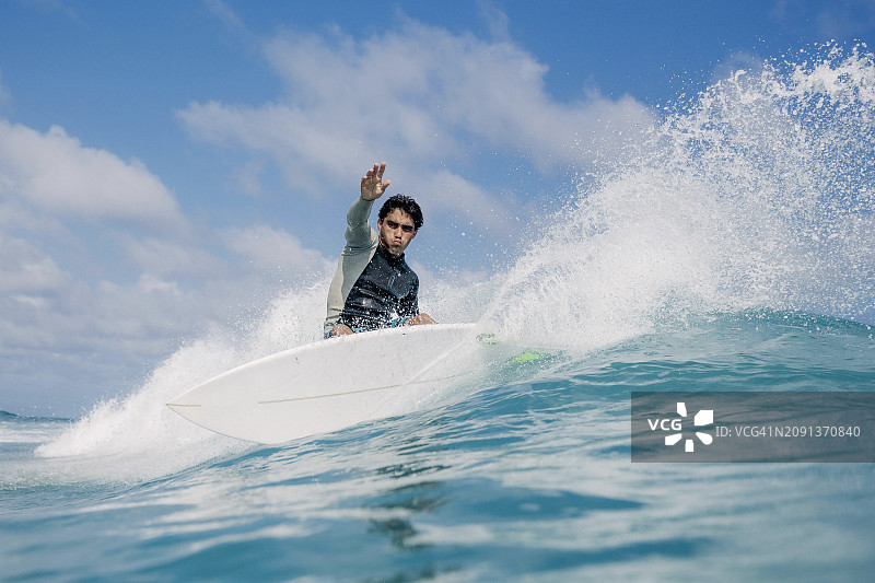 年轻男子冲浪图片素材