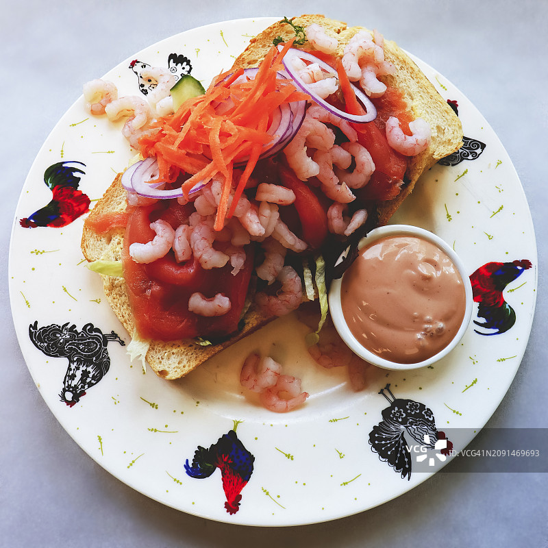 可食用的鲜虾三明治，俯视图片素材