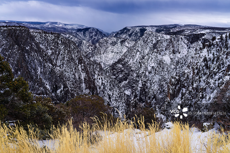 覆盖着新雪的冈尼森黑峡谷图片素材