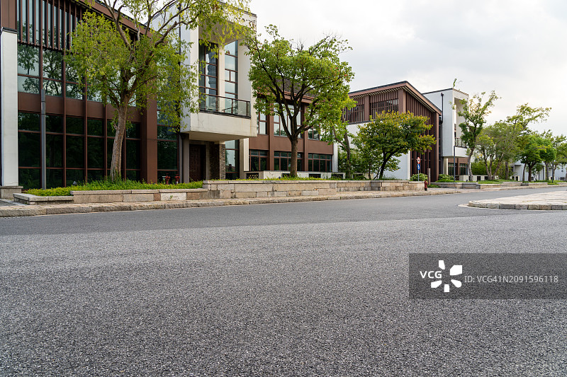 房屋外开放空间的仰视角度图片素材