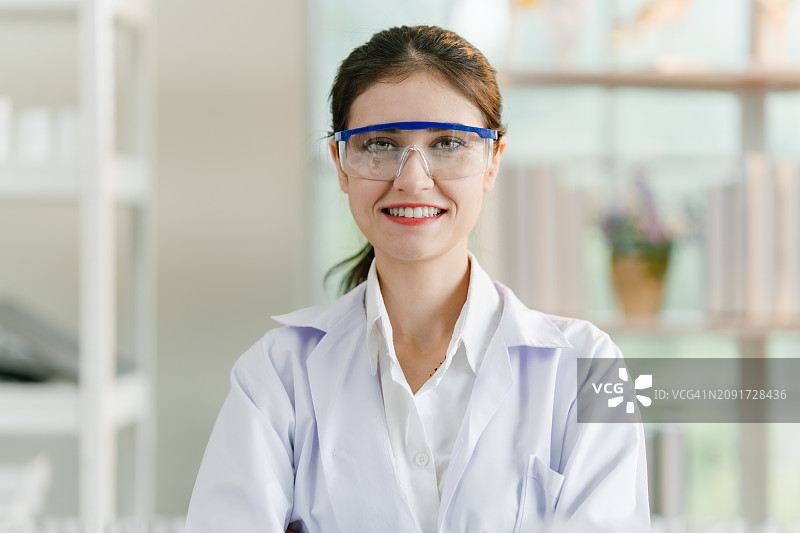 在实验室里自信的女科学家图片素材