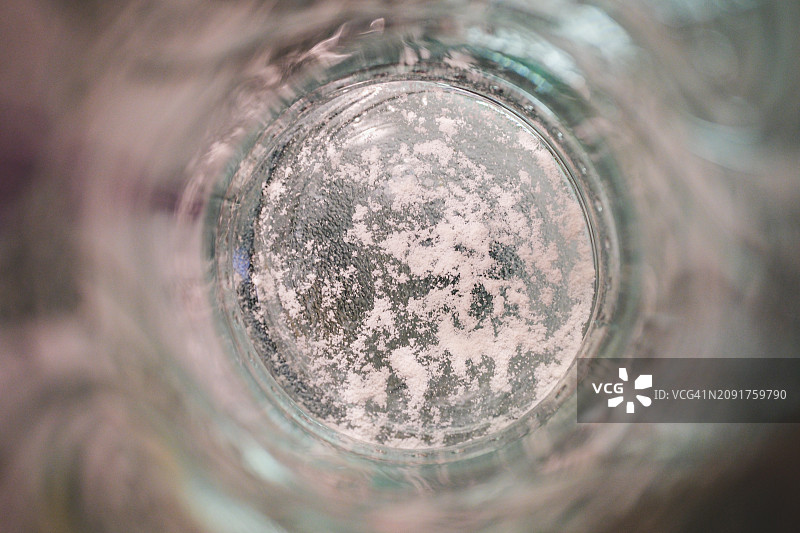 脏玻璃罐底部图片素材