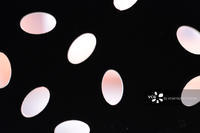 黑色物体表面的孔洞图片素材