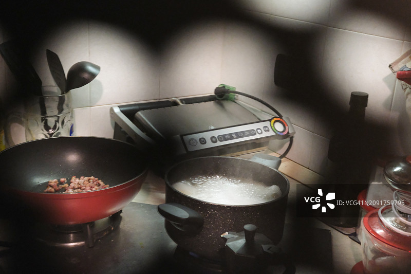 穿过孔的厨房地板图片素材