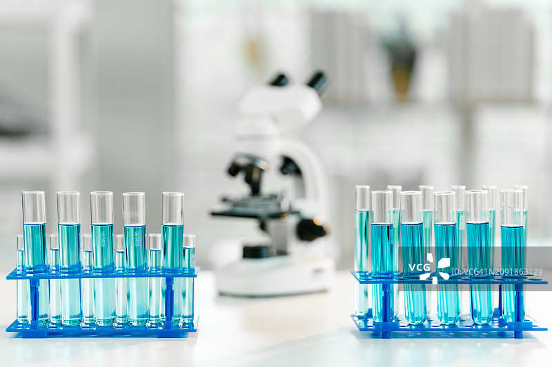 精确的实验室试管排列图片素材