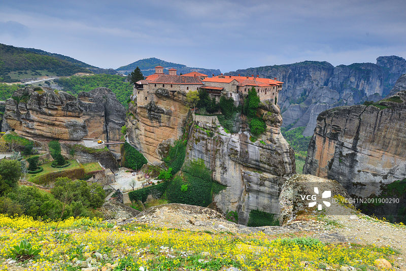 希腊迈泰奥拉，春天瓦拉姆修道院山景图片素材