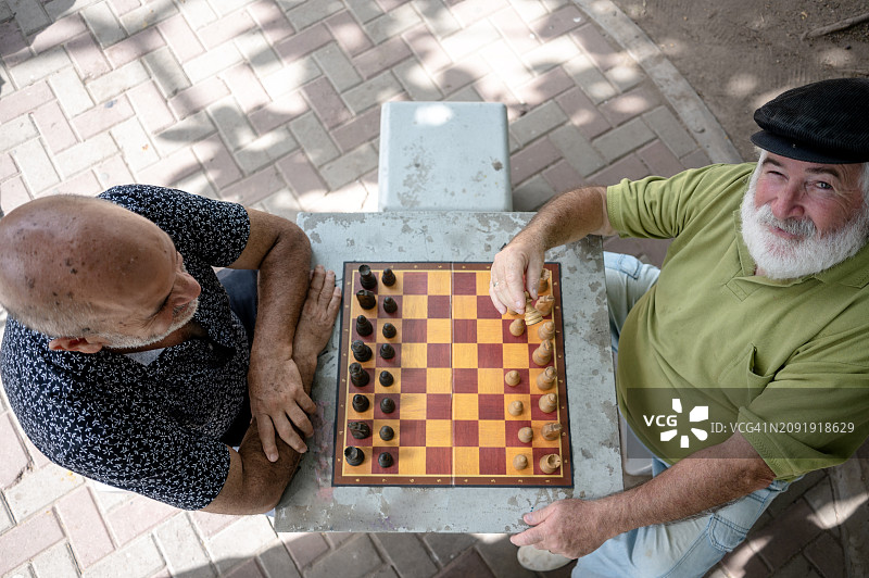 年长的成年人下棋图片素材